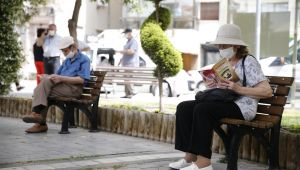 Konak'ta 65 yaş ve üstüne anlamlı hediye