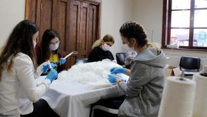 Ödemiş'te gönüllülerden büyük destek! Günde 2 bin maske dikiyorlar...