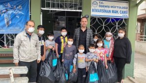 Ödemiş'te çocukların bayramlıkları TÜGVA'dan