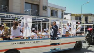 Seferihisar Belediye Bandosu traktörle konser verdi