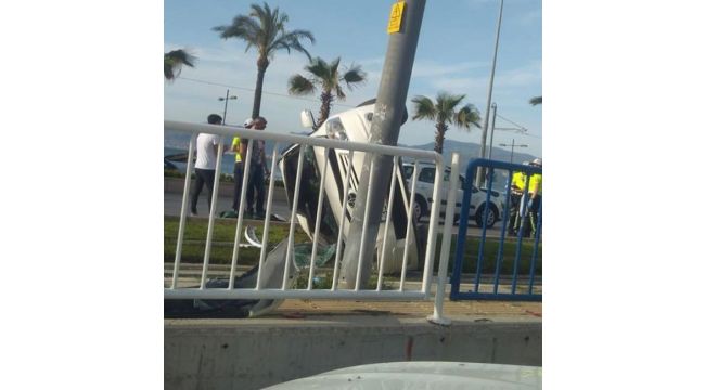 Takla atan otomobil tramvay yoluna devrildi: 2 yaralı