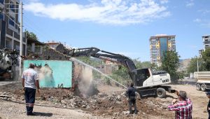 Tugay talimat verdi, metruk binalar yıkıldı 