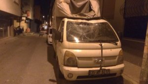 Arabaların üstüne çamaşır makinesi atmıştı, bu kez de beton parçaları atıp balyozla saldırdı