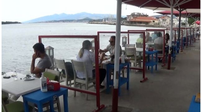 Aylar sonra sahil kenarında sosyal mesafeli kahvaltı keyfi