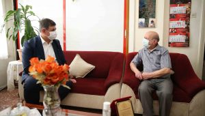 Başkan Tugay'dan 68 yıllık berbere vefa ziyareti