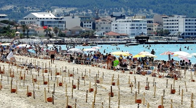 Çeşme plajlarında sosyal mesafeli tatil