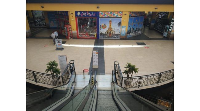 İzmir'deki AVM'de 3 kişiyi bıçaklayan şahıs tutuklandı