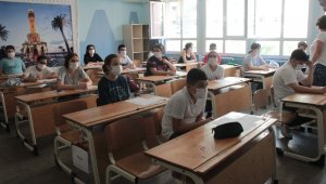İzmir'de 70 bine yakın öğrenci sosyal mesafeli LGS sınavı için ter döktü