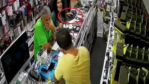 İzmir'de ilginç soygun! Kaşla göz arasında 6 bin TL'lik telefonu çaldılar