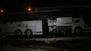 İzmir'de korkutan yangın! Yolcu otobüsü alev alev yandı