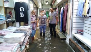 İzmir'de yağış hayatı felç etti, caddeler göle döndü