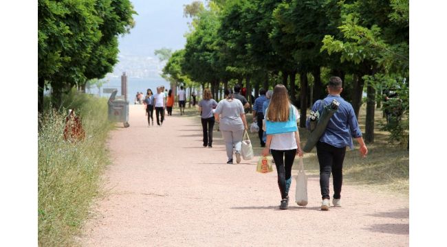 İzmirliler, soluğu piknik alanlarında aldı