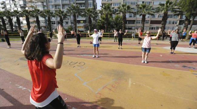 Konak'ta spor kursları pandemi sürecinde parklara taşındı