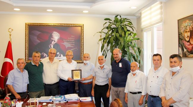Ödemiş'te muhtarlardan Başkan Eriş’e teşekkür plaketi