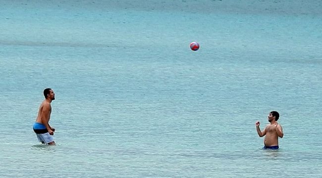 Ünlü tatil merkezi Çeşme'de yağmur öncesi deniz keyfi