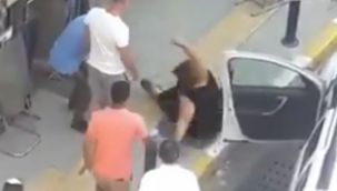 Balçova’da üzücü görüntü: Esnaftan kadına şiddet!