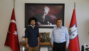 Başkan Batur'dan Agoralı genç ressam Ferhat'a destek