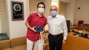 Başkan Soyer YKS Türkiye birincisi Eren Ceylan'ı ağırladı