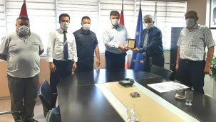 Başkan Tugay'a Berberler'den plaket