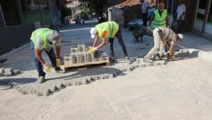 Bayraklı Alpaslan Mahallesi'ne 25 bin metrekare kilit parke