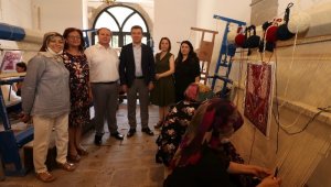 Bergama'nın el dokuması halıları dile gelecek!