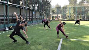 Bornova'da Zumba dersleri açık alanda