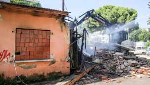 Buca'da metruk bina yıkıldı!