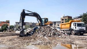 Buca Belediyesi’nden 5 bin 400 tonluk kaçak moloz dağına neşter!