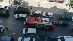 İhbara giden itfaiye aracı sokak'ta mahsur kaldı!