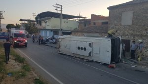 İşçi minibüsü ile otomobil çarpıştı: 1 ölü, 6 yaralı