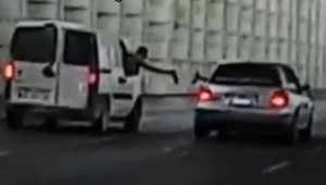 İzmir'de akan trafikte içki şişesi tokuşturdular!