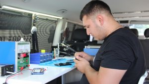 İzmir'de esnaflık yapan vatandaş pandemi sebebiyle dükkanını arabaya sığdırdı!