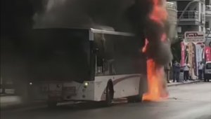 İzmir'de faciadan dönüldü, belediye otobüsü alev alev yandı
