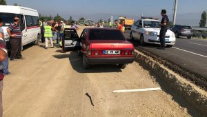 İzmir'de korkunç kaza! Sürücüleri uyaran bayraktara otomobil çarptı