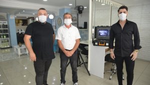 İzmir'de kuaför salonunda, koronavirüse karşı son teknoloji uygulama