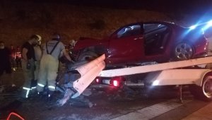 İzmir'de otomobil bariyere ok gibi saplandı: 1 ölü!