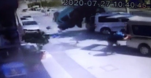 İzmir'de takla atan araç 8 araca çarptı