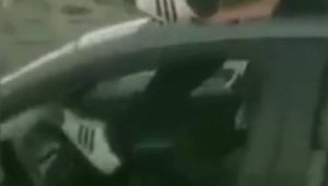 İzmir'de trafik magandası ayağıyla araç sürdü!