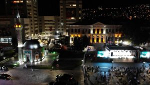 İzmir'de tüm minarelerden sela sesleri yükseldi