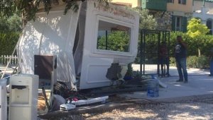 Otomobil güvenlik kulübesine daldı, görevli ölümden döndü