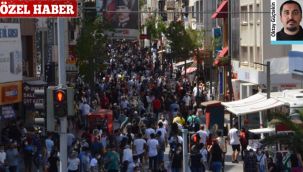 ÖZEL HABER / Karşıyaka Çarşı'da oluşan kalabalık korkuttu, esnaf satışlardan dert yandı!