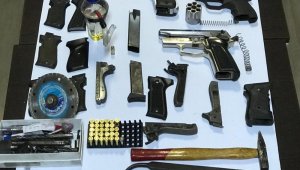 Polis ekipleri uyuşturucu ihbarı diye gitti: Silah imalathanesi çıktı!