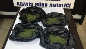 Poşetteki uyuşturucuyla polise yakalandı