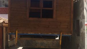 Prefabrik ev taşıyan kamyon sokaktan geçemeyince bu yöntemi buldular!