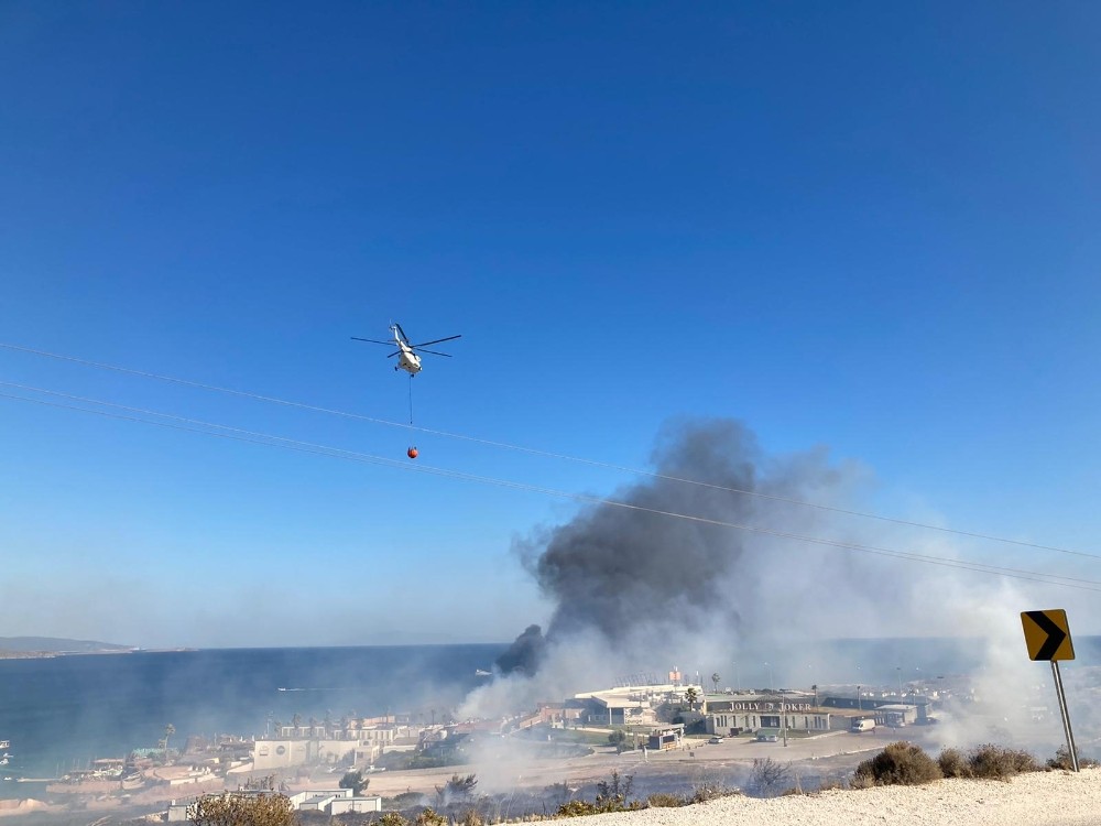 Ünlü tatil merkezi Alaçatı'daki yangın tatilcilere korku dolu anlar yaşattı