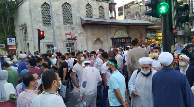 Vatandaşlar erken saatte Ayasofya'ya akın etti, sosyal mesafe unutuldu!