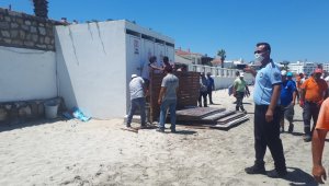 Vatandaşlar plajda güneşlenirken yıkıma geldiler!