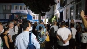 Veliler en iyi öğretmeni seçmek için geceden kuyruğa girdiler!