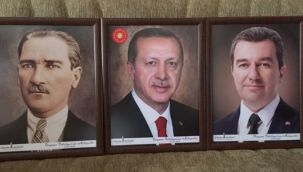 AKP'li Başkan Koştu muhtarlara kendi fotoğrafını hediye etti