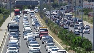 Bayram dönüş yolunda araç kuyrukları kilometreleri buldu
